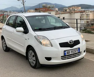 Vista frontale di un noleggio Toyota Yaris a Saranda, Albania ✓ Auto #4490. ✓ Cambio Manuale TM ✓ 1 recensioni.