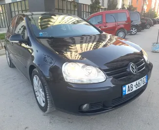 Vista frontale di un noleggio Volkswagen Golf 5 a Tirana, Albania ✓ Auto #4600. ✓ Cambio Manuale TM ✓ 2 recensioni.