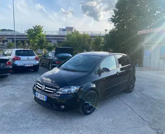 Vista frontale di un noleggio Volkswagen Golf Plus a Tirana, Albania ✓ Auto #4472. ✓ Cambio Automatico TM ✓ 0 recensioni.