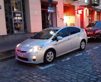 Vista frontale di un noleggio Toyota Prius a Tbilisi, Georgia ✓ Auto #4458. ✓ Cambio Automatico TM ✓ 1 recensioni.