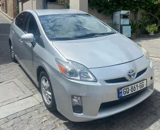 Vista frontale di un noleggio Toyota Prius a Tbilisi, Georgia ✓ Auto #4726. ✓ Cambio Automatico TM ✓ 3 recensioni.