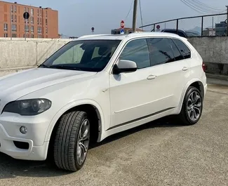 Vista frontale di un noleggio BMW X5 a Tirana, Albania ✓ Auto #4590. ✓ Cambio Automatico TM ✓ 0 recensioni.