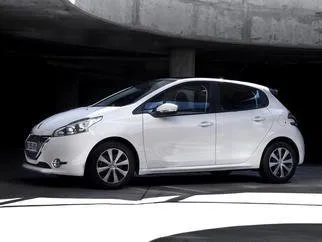 Vista frontale di un noleggio Peugeot 208 a Belgrado, Serbia ✓ Auto #4639. ✓ Cambio Manuale TM ✓ 0 recensioni.