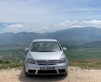 Vista frontale di un noleggio Volkswagen Golf Plus a Saranda, Albania ✓ Auto #4558. ✓ Cambio Manuale TM ✓ 0 recensioni.