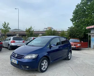 Vista frontale di un noleggio Volkswagen Golf Plus a Tirana, Albania ✓ Auto #4483. ✓ Cambio Automatico TM ✓ 0 recensioni.