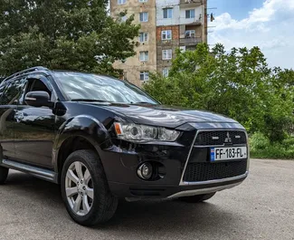 Vista frontale di un noleggio Mitsubishi Outlander Xl a Tbilisi, Georgia ✓ Auto #4201. ✓ Cambio Automatico TM ✓ 1 recensioni.