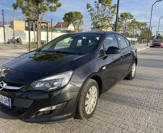 Vista frontale di un noleggio Opel Astra Sedan a Tirana, Albania ✓ Auto #4717. ✓ Cambio Manuale TM ✓ 0 recensioni.