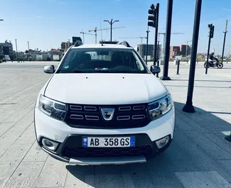 Vista frontale di un noleggio Dacia Sandero Stepway a Tirana, Albania ✓ Auto #4711. ✓ Cambio Manuale TM ✓ 0 recensioni.