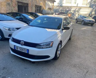 Vista frontale di un noleggio Volkswagen Jetta a Tirana, Albania ✓ Auto #4570. ✓ Cambio Automatico TM ✓ 0 recensioni.