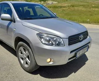 Vista frontale di un noleggio Toyota Rav4 a Tirana, Albania ✓ Auto #4623. ✓ Cambio Manuale TM ✓ 0 recensioni.