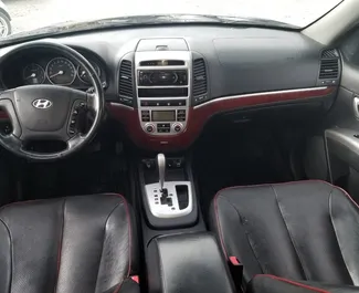 Hyundai Santa Fe 2009 disponibile per il noleggio a Tirana, con limite di chilometraggio di 250 km/giorno.