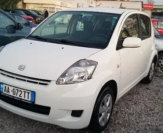 Vista frontale di un noleggio Daihatsu Sirion a Tirana, Albania ✓ Auto #4519. ✓ Cambio Automatico TM ✓ 0 recensioni.