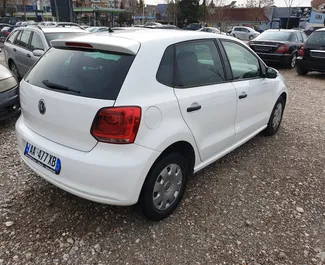 Vista frontale di un noleggio Volkswagen Polo a Tirana, Albania ✓ Auto #4506. ✓ Cambio Manuale TM ✓ 0 recensioni.