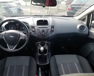 Noleggio Ford Fiesta. Auto Economica per il noleggio in Albania ✓ Cauzione di Deposito di 300 EUR ✓ Opzioni assicurative RCT, CDW, All'estero.