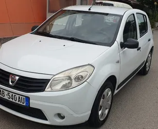 Vista frontale di un noleggio Dacia Sandero a Tirana, Albania ✓ Auto #4521. ✓ Cambio Manuale TM ✓ 0 recensioni.