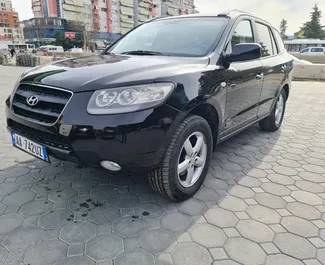 Vista frontale di un noleggio Hyundai Santa Fe a Tirana, Albania ✓ Auto #4522. ✓ Cambio Automatico TM ✓ 0 recensioni.