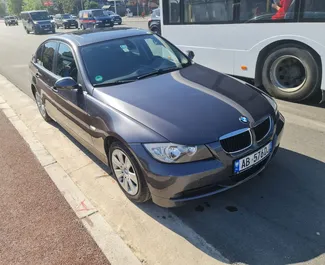 Vista frontale di un noleggio BMW 320i a Tirana, Albania ✓ Auto #4499. ✓ Cambio Automatico TM ✓ 0 recensioni.