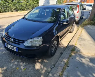 Vista frontale di un noleggio Volkswagen Golf a Tirana, Albania ✓ Auto #4504. ✓ Cambio Automatico TM ✓ 1 recensioni.