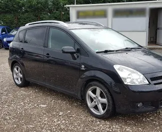 Vista frontale di un noleggio Toyota Corolla Verso a Tirana, Albania ✓ Auto #4511. ✓ Cambio Manuale TM ✓ 0 recensioni.
