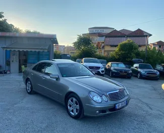Vista frontale di un noleggio Mercedes-Benz E-Class a Tirana, Albania ✓ Auto #4487. ✓ Cambio Automatico TM ✓ 0 recensioni.