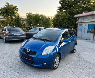 Vista frontale di un noleggio Toyota Yaris a Tirana, Albania ✓ Auto #4488. ✓ Cambio Manuale TM ✓ 1 recensioni.