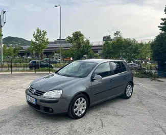 Vista frontale di un noleggio Volkswagen Golf a Tirana, Albania ✓ Auto #4470. ✓ Cambio Automatico TM ✓ 0 recensioni.