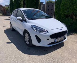 Vista frontale di un noleggio Ford Fiesta a Tirana, Albania ✓ Auto #4611. ✓ Cambio Manuale TM ✓ 2 recensioni.