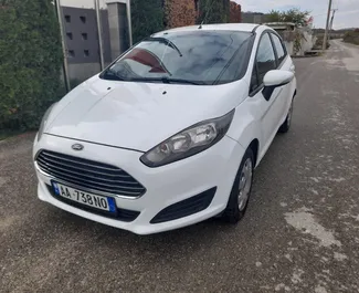 Vista frontale di un noleggio Ford Fiesta a Tirana, Albania ✓ Auto #4610. ✓ Cambio Manuale TM ✓ 2 recensioni.