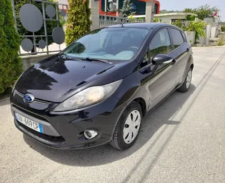 Vista frontale di un noleggio Ford Fiesta a Tirana, Albania ✓ Auto #4612. ✓ Cambio Manuale TM ✓ 2 recensioni.