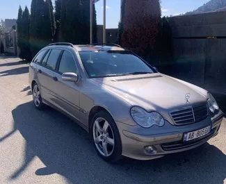 Vista frontale di un noleggio Mercedes-Benz C-Class a Tirana, Albania ✓ Auto #4607. ✓ Cambio Automatico TM ✓ 1 recensioni.