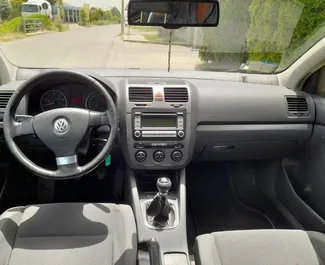 Noleggio Volkswagen Golf 5. Auto Economica, Comfort per il noleggio in Albania ✓ Cauzione di Deposito di 100 EUR ✓ Opzioni assicurative RCT, CDW, SCDW, FDW, Furto.