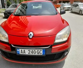 Vista frontale di un noleggio Renault Megane a Tirana, Albania ✓ Auto #4629. ✓ Cambio Manuale TM ✓ 0 recensioni.