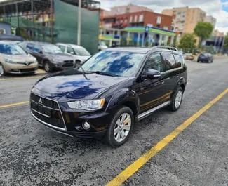 Vista frontale di un noleggio Mitsubishi Outlander a Tirana, Albania ✓ Auto #4516. ✓ Cambio Automatico TM ✓ 0 recensioni.