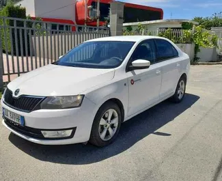 Vista frontale di un noleggio Skoda Rapid a Tirana, Albania ✓ Auto #4628. ✓ Cambio Manuale TM ✓ 0 recensioni.