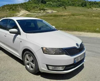 Vista frontale di un noleggio Skoda Rapid a Tirana, Albania ✓ Auto #4628. ✓ Cambio Manuale TM ✓ 0 recensioni.