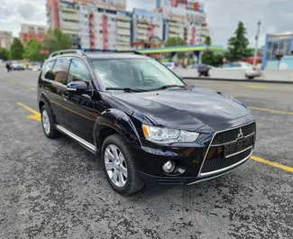 Vista frontale di un noleggio Mitsubishi Outlander a Tirana, Albania ✓ Auto #4517. ✓ Cambio Automatico TM ✓ 0 recensioni.