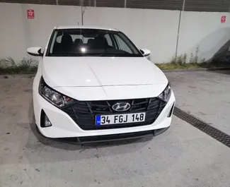 Vista frontale di un noleggio Hyundai i20 all'aeroporto di Istanbul Sabiha Gokcen, Turchia ✓ Auto #4881. ✓ Cambio Automatico TM ✓ 0 recensioni.