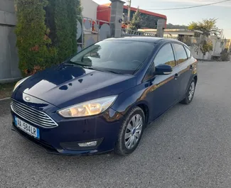 Vista frontale di un noleggio Ford Focus a Tirana, Albania ✓ Auto #5007. ✓ Cambio Manuale TM ✓ 1 recensioni.
