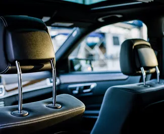 Mercedes-Benz E350 4matic 2018 disponibile per il noleggio a Barcellona, con limite di chilometraggio di 100 km/giorno.