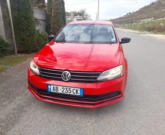 Vista frontale di un noleggio Volkswagen Jetta a Tirana, Albania ✓ Auto #5006. ✓ Cambio Automatico TM ✓ 0 recensioni.