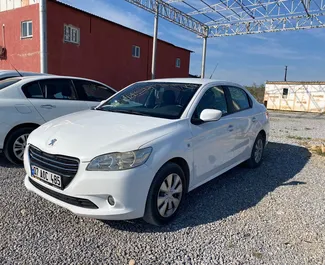 Vista frontale di un noleggio Peugeot 301 all'aeroporto di Antalya, Turchia ✓ Auto #5012. ✓ Cambio Manuale TM ✓ 0 recensioni.