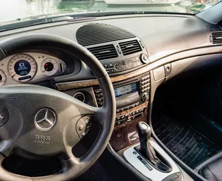 Vista frontale di un noleggio Mercedes-Benz E-Class a Barcellona, Spagna ✓ Auto #4813. ✓ Cambio Automatico TM ✓ 0 recensioni.