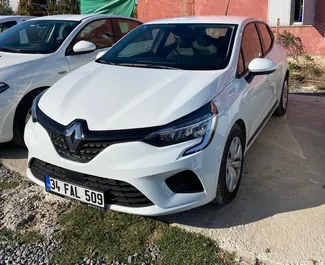 Vista frontale di un noleggio Renault Clio 5 all'aeroporto di Antalya, Turchia ✓ Auto #5011. ✓ Cambio Manuale TM ✓ 0 recensioni.