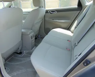 Noleggio Nissan Sentra. Auto Comfort per il noleggio negli Emirati Arabi Uniti ✓ Cauzione di Deposito di 1500 AED ✓ Opzioni assicurative RCT, CDW.