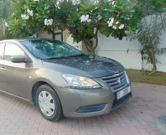 Vista frontale di un noleggio Nissan Sentra a Dubai, Emirati Arabi Uniti ✓ Auto #4960. ✓ Cambio Automatico TM ✓ 0 recensioni.