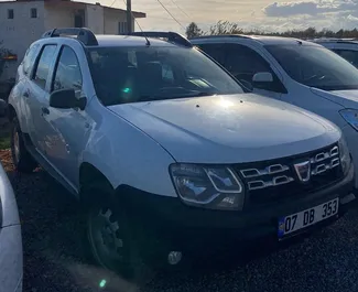 Vista frontale di un noleggio Dacia Duster all'aeroporto di Antalya, Turchia ✓ Auto #5034. ✓ Cambio Manuale TM ✓ 0 recensioni.