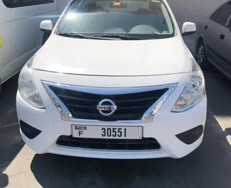 Vista frontale di un noleggio Nissan Sunny a Dubai, Emirati Arabi Uniti ✓ Auto #4956. ✓ Cambio Automatico TM ✓ 1 recensioni.
