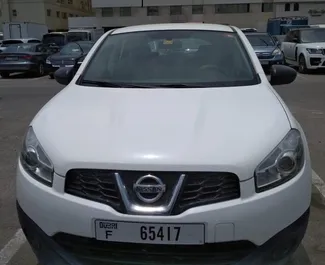 Vista frontale di un noleggio Nissan Qashqai a Dubai, Emirati Arabi Uniti ✓ Auto #4963. ✓ Cambio Automatico TM ✓ 1 recensioni.