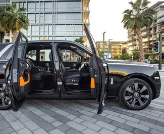 Noleggio auto Rolls-Royce Cullinan #4937 Automatico a Dubai, dotata di motore 7,0L ➤ Da Sheshan negli Emirati Arabi Uniti.