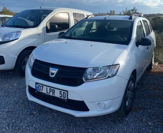 Vista frontale di un noleggio Dacia Logan MCV all'aeroporto di Antalya, Turchia ✓ Auto #5033. ✓ Cambio Manuale TM ✓ 0 recensioni.